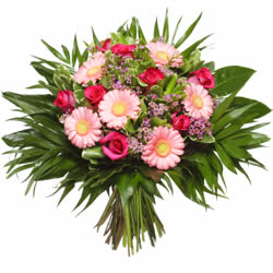 Un bouquet de fleurs fraîches de saison aux tons rose pastels rehaussées de feuillages. livraison a Movelier