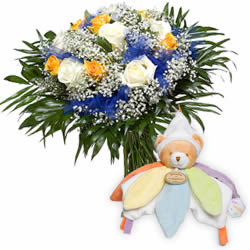Bouquet de roses blanches et jaunes avec petites fleurs blanches et verdure, décoré de ruban bleu avec doudou câlin d'une taille de 20 cm et composé d