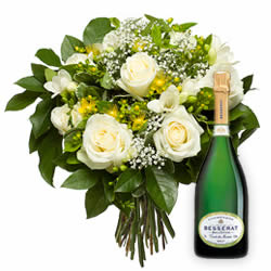 Bouquet rond de roses blanches décoré de petites fleurs blanches et jaunes accompagné de verdure avec bouteille de champagne Cuvée des Moines Brut 75c livraison a Martigny