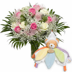 Bouquet de roses rose et blanches avec petites fleurs blanches et verdure, décoré de rubans rose avec doudou câlin d'une taille de 20 cm et composé de livraison a Château-d'Oex