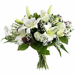 Bouquet rond aux tons blancs et verts avec des lys et autres fleurs de saison garni de verdure livraison a Sâles