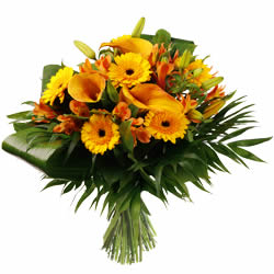 Mélange de fleurs aux couleurs chaudes, tiges moyennes rehaussées d'une verdure éclatante livraison a Vuadens